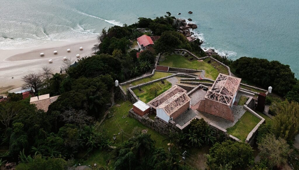 Praia do Forte e Fortaleza de São José da Ponta Grossa